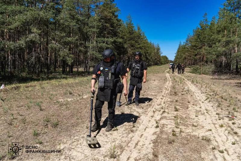 Від початку конфлікту піротехніки з Прикарпаття успішно ліквідували більше 5,8 тисяч мін на сході України.