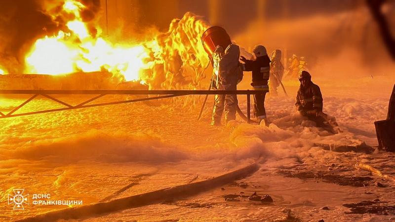 Рятувальники з Прикарпаття продемонстрували величину вогню після атаки противника (ФОТО)