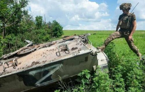 Бій за Покровськ: Українські сили знищили ще одну колону ворожої бронетехніки.