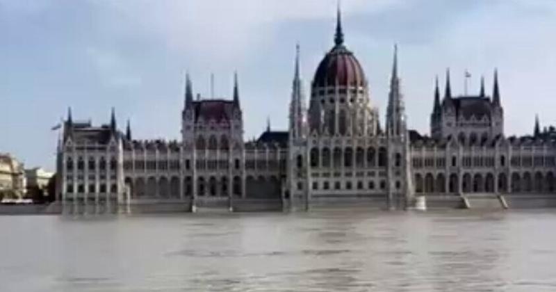 Дунай переповнив свої береги в Угорщині: вода вже торкнулася будівлі парламенту. ВIДЕО