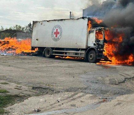 У Донеччині ворог здійснив напад на автомобілі Червоного Хреста, внаслідок чого загинуло троє співробітників (фото)