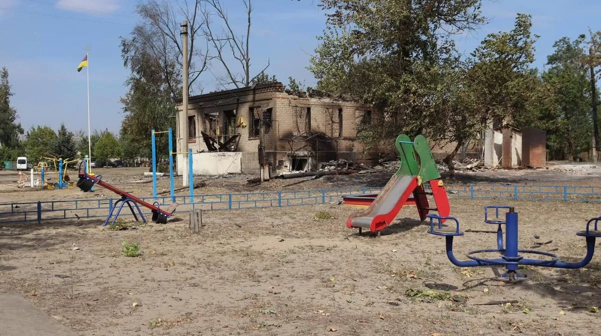 У Харківській області вдалося повністю загасити велику пожежу, викликану обстрілами з боку Росії: семеро осіб отримали травми | УНН