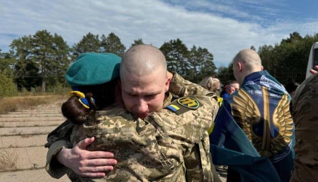 Служба безпеки України продемонструвала унікальні відеоматеріали про звільнення 49 українських громадян із полону.