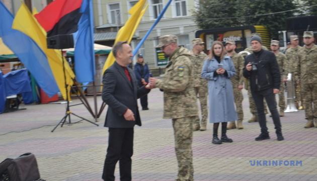 У Тернополі відбулося урочисте вручення нагород військовим з нагоди святкування Дня захисників і захисниць України.