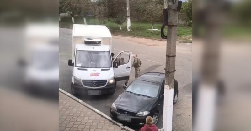 Під Одесою військовослужбовці витягли водія з автомобіля: у ТЦК стверджують, що їхні дії були правомірними (відео)