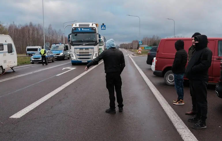 Українцям нагадують про можливі затори на кордоні з Польщею.