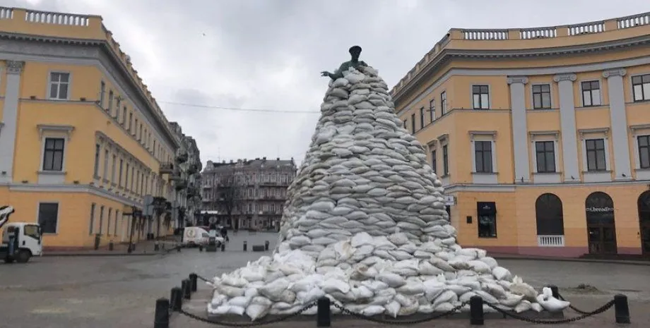 В Одесі сталися вибухи, активізувалася система протиповітряної оборони | УНН