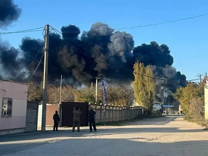 На шосе в околицях Сімферополя спалахнув бензовоз | УНН